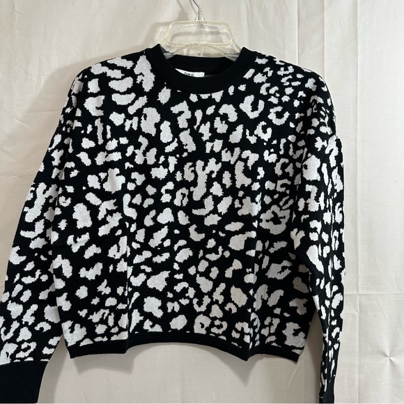 BAR III Women's Cheetah Leopard Lux Jacquard Sweater in Black & White - Picture 4 of 8